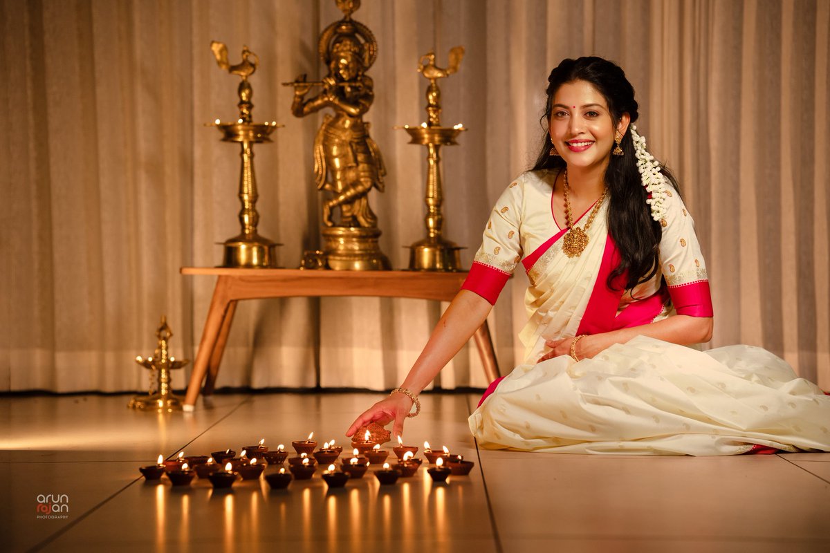 SshivadaOffcl's tweet image. Happy Diwali, everyone! Let’s celebrate love, light, and togetherness — not just today, but every day 💫🪔💛
Clicked by @arun_rajan_s
MUA @himas_makeover_studio
Jewellery @leelaa_online
#diwali #wishes #happiness #SpreadLove