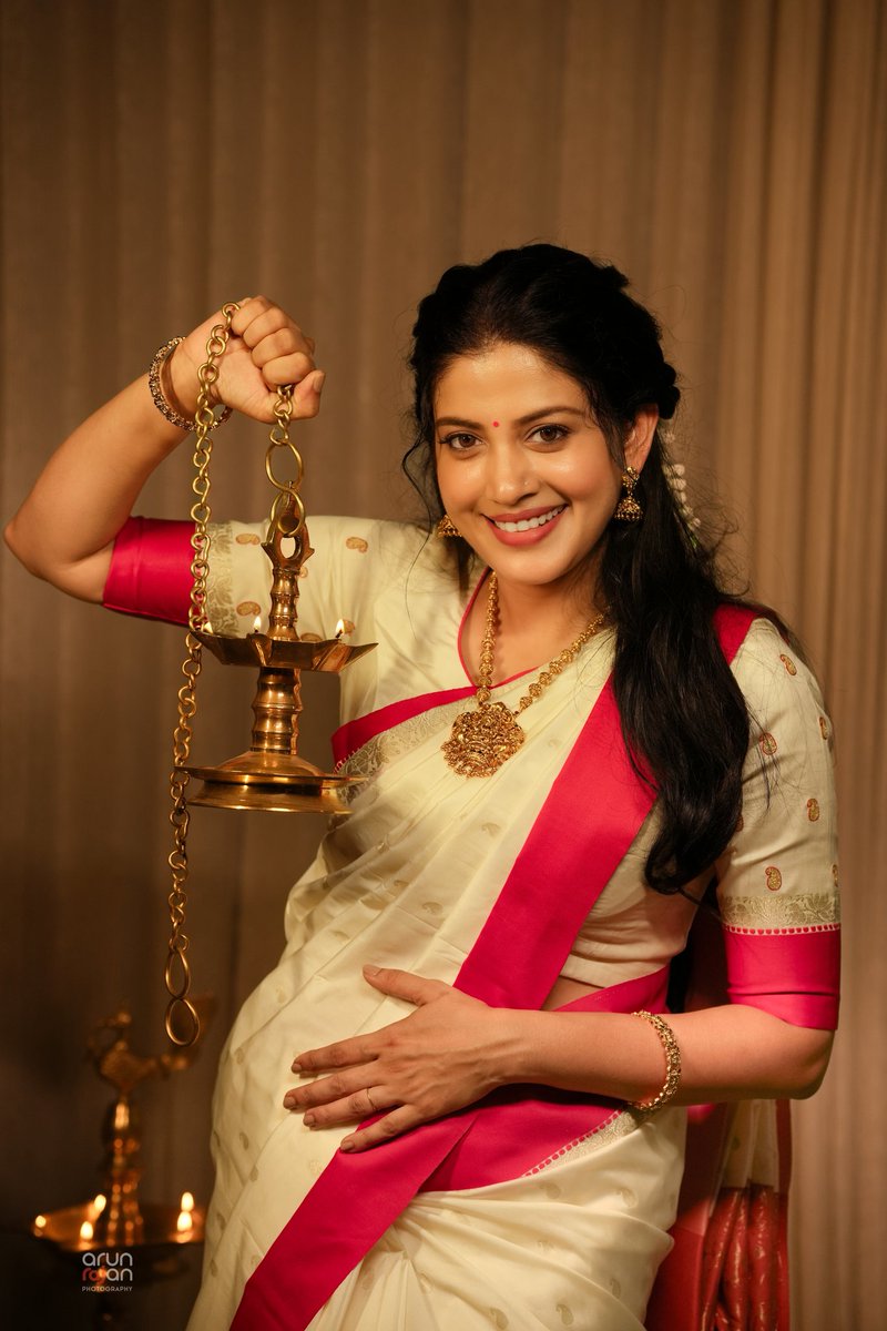 SshivadaOffcl's tweet image. Happy Diwali, everyone! Let’s celebrate love, light, and togetherness — not just today, but every day 💫🪔💛
Clicked by @arun_rajan_s
MUA @himas_makeover_studio
Jewellery @leelaa_online
#diwali #wishes #happiness #SpreadLove