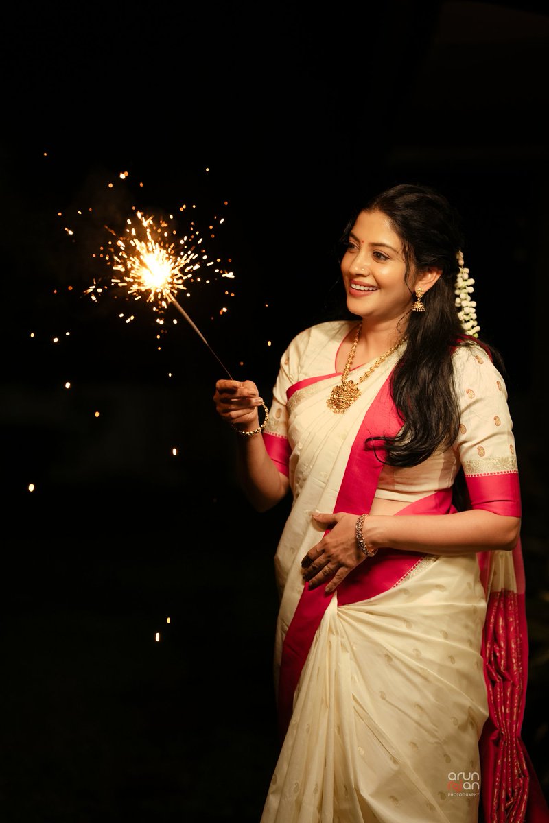 SshivadaOffcl's tweet image. Happy Diwali, everyone! Let’s celebrate love, light, and togetherness — not just today, but every day 💫🪔💛
Clicked by @arun_rajan_s
MUA @himas_makeover_studio
Jewellery @leelaa_online
#diwali #wishes #happiness #SpreadLove