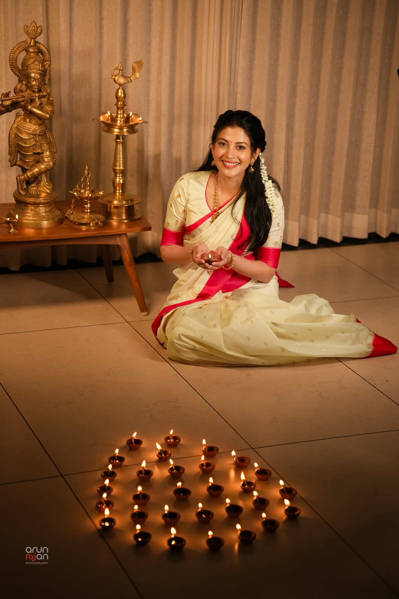 SshivadaOffcl's tweet image. Happy Diwali, everyone! Let’s celebrate love, light, and togetherness — not just today, but every day 💫🪔💛
Clicked by @arun_rajan_s
MUA @himas_makeover_studio
Jewellery @leelaa_online
#diwali #wishes #happiness #SpreadLove