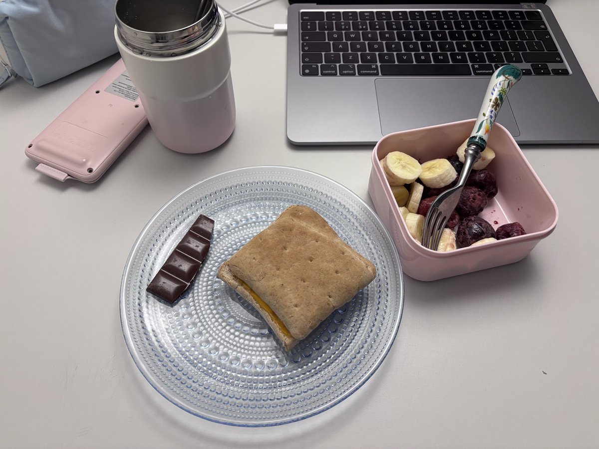 roseberisa's tweet photo. “edtwt can’t cook”. explain this https://t.co/9x7oGLYCpg