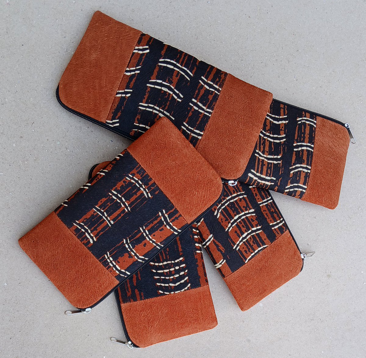 EasyAfric's tweet image. NYINGO PURSE
Now in stock🛍

Price: 16,000 ugx

☎️+256 777 046 464 OR +256 702 887 225 to place your order. 

We deliver countrywide at a delivery fee🛍

#handmadeinuganda #handmadepurses #barkcloth