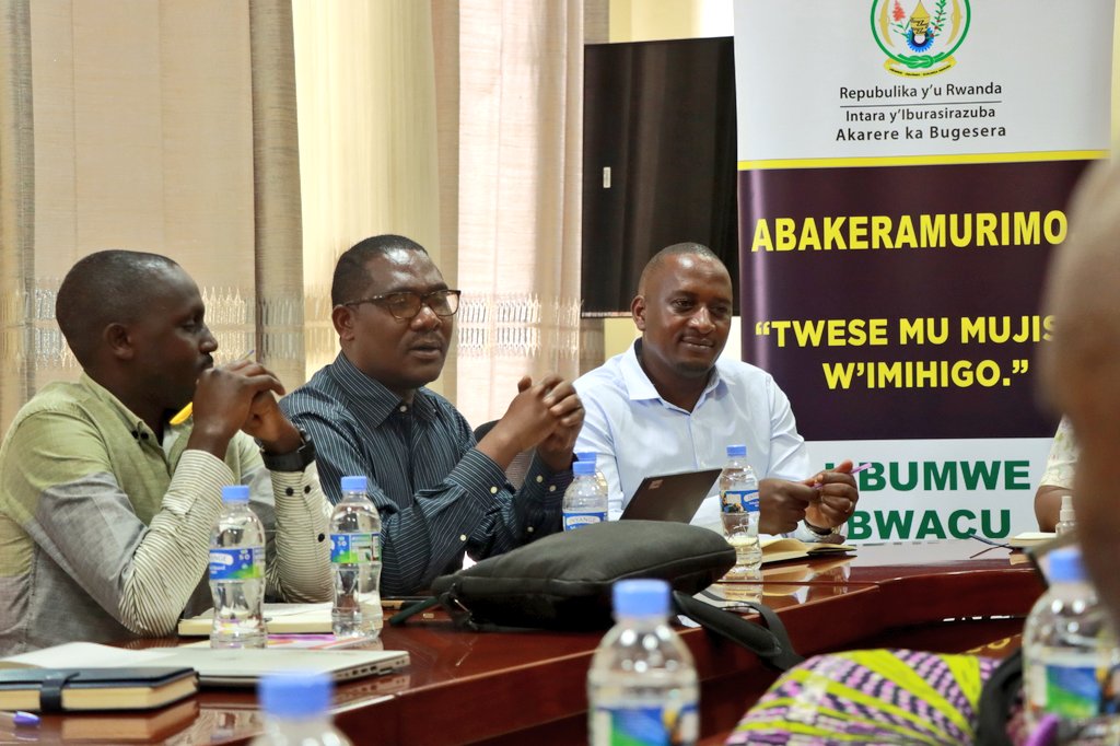 BugeseraDistr's tweet photo. Ni amahugurwa yitabiriwe n'Abakozi bashinzwe ubugenzuzi bw'uburezi mu Mirenge, Abakozi b'Akarere bafite mu nshingano gukurikirana no kwita ku Ngo Mbonezamikurire y'Abana bato, kurinda no kurengera umwana ndetse n'abafatanyabikorwa bafasha Akarere mu gukurikirana #ECDs. https://t.co/OVSM0LFIgV