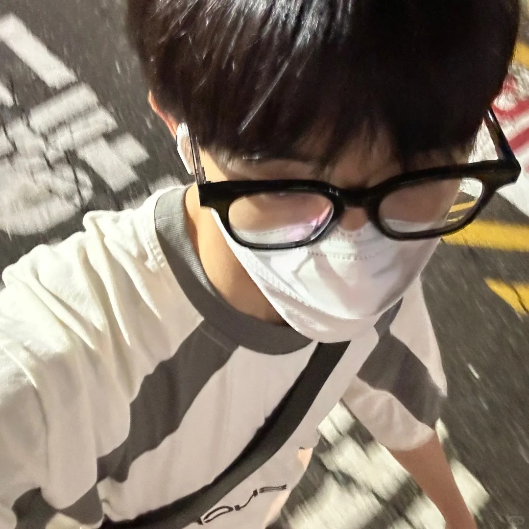 ok... his hair isnt brownish in these pics. is this recent???
