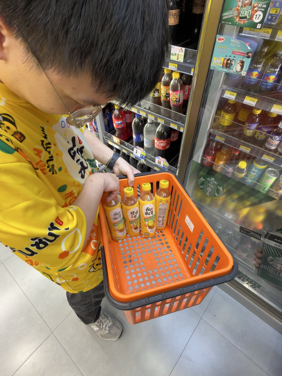 ว่าหล่ะ ว่าเสื่อมันหายไปไหน มีคนขโมยเสื้อพี่แอดมินนนน ใส่ไปเดินอวดในเซเว่น🫨 เพื่ออออออออ!?

ถ้าอยากได้เสื้อตันซันซิ่ง คืนนี้รอดู Live กันนะครับ
📍 TikTok Ichitan :  bit.ly/48Fsedz

#ตันซันซู 
#เขมจิราต้องรอดseries #KhemjiraTheSeries 
#Halloween2025 
#ฮาโลวีน2025