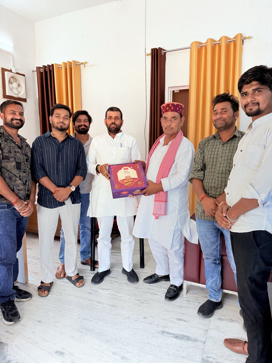 🌟 दिवाली की शुभकामनाएँ एवं सौहार्द भेंट 🌟

आज माननीय पूर्व एमएलसी श्री दिलीप यादव जी से सौजन्य मुलाक़ात कर दिवाली की शुभकामनाएँ दी गईं।

इस अवसर पर Dr यादव जी ने सबको उज्जवल भविष्य, सुख-समृद्धि और आपसी एकता के संदेश दिए।
सभी साथियों ने हर्षोल्लास के साथ इस पावन पर्व की बधाई दी।