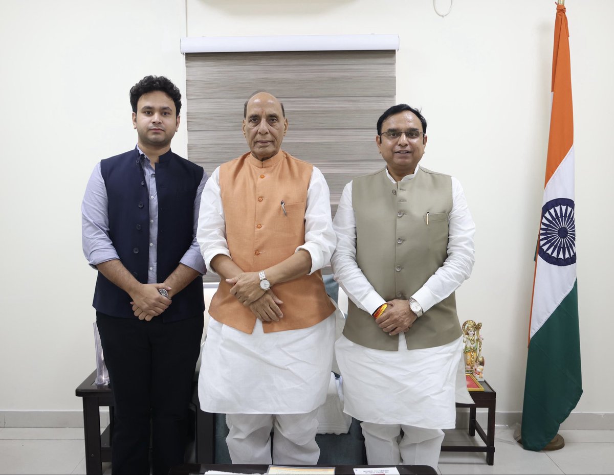 YogeshAttray's tweet photo. जिस प्रकार चंद्रमा सूर्य के प्रकाश से प्रकाशित होता है, उसी प्रकार मेरे जीवन को प्रकाशित करने वाले देश के यशस्वी रक्षामंत्री पिता तुल्य माननीय @rajnathsingh जी से दीपावली 🪔 के पावन पर सुपुत्र प्रिय @rahul_attray जी के साथ आशीर्वाद प्राप्त किया। https://t.co/e9wcZgv8XZ