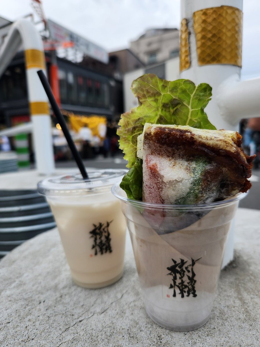 先日の！今週末までやってるのでぜひうちのカレーロール食べに来て！ライスペーパーのモチモチ具合が堪らんのじゃ💕🤤ミニサイズもあるよ！ちなみに私のおすすめはね、納豆！美味しかった！！
 #下北沢カレーフェスティバル2025
 #rollsloth