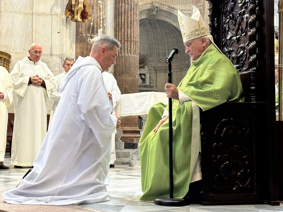 En la jornada de ayer nuestro hermano Roberto Meléndez Fraga recibió los ministerios de acolitado y lectorado tras varios años de esfuerzo y preparación para seguir sirviendo a Dios y a la Iglesia. ¡Enhorabuena!