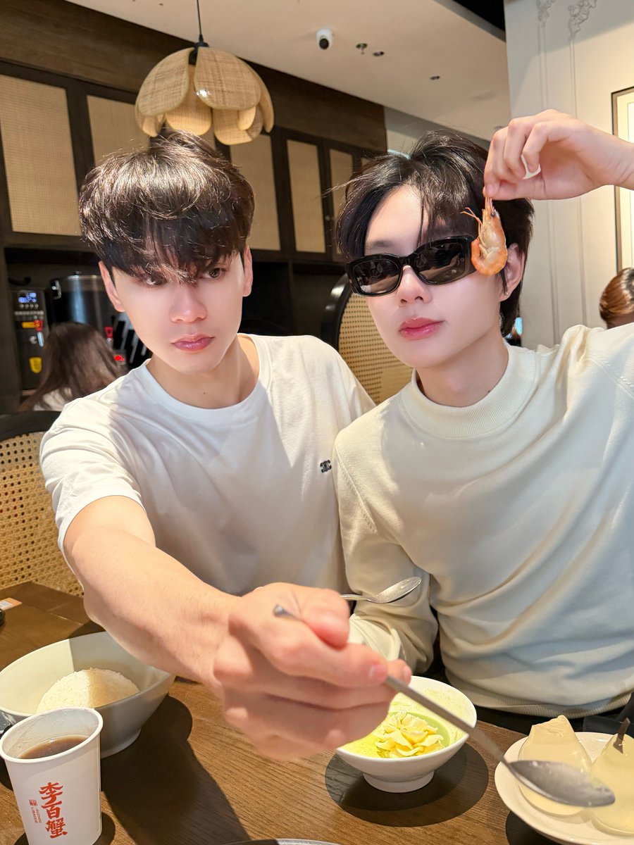รีวิวร้านอาหารเซี่ยงไฮ้เค้ามีพี่มาแกะกุ้งให้ที่โต๊ะด้วย นรม แต่ไม่กล้าถามว่าชื่ออะไร งิ ;-)
