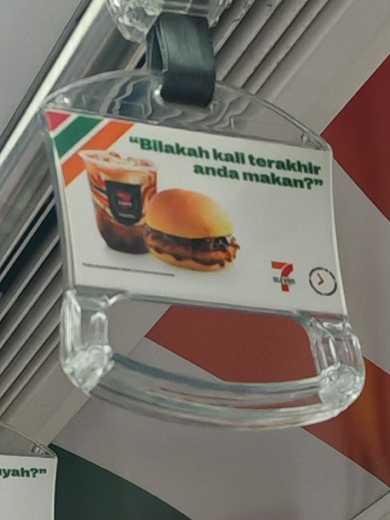 Siapa punya idea letak iklan dalam tren ni.. Perut aku terus bagi notifikasi tanpa henti...