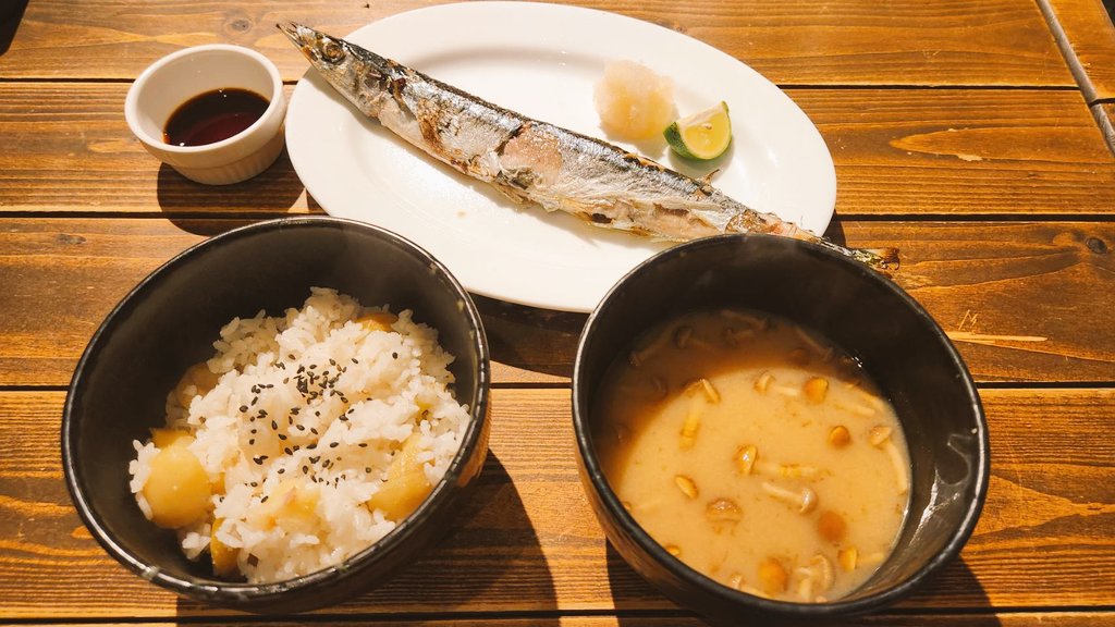 今週の一品「栗ご飯と秋刀魚とキノコの味噌汁」1,100円です！