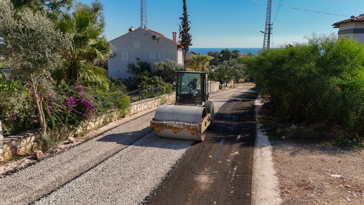 📍 Büyükkum Mahallesi Kumdağı Mevkii’nde asfalt çalışmamız tamamlandı.

Asfalt seferberliğimiz kapsamında altyapı hazırlıkları tamamlanan bölgede, iki kat astarlı bitümlü sathi kaplama uygulamamızı bitirdik.
Hemşehrilerimizin daha güvenli ve konforlu bir ulaşım sağlaması için