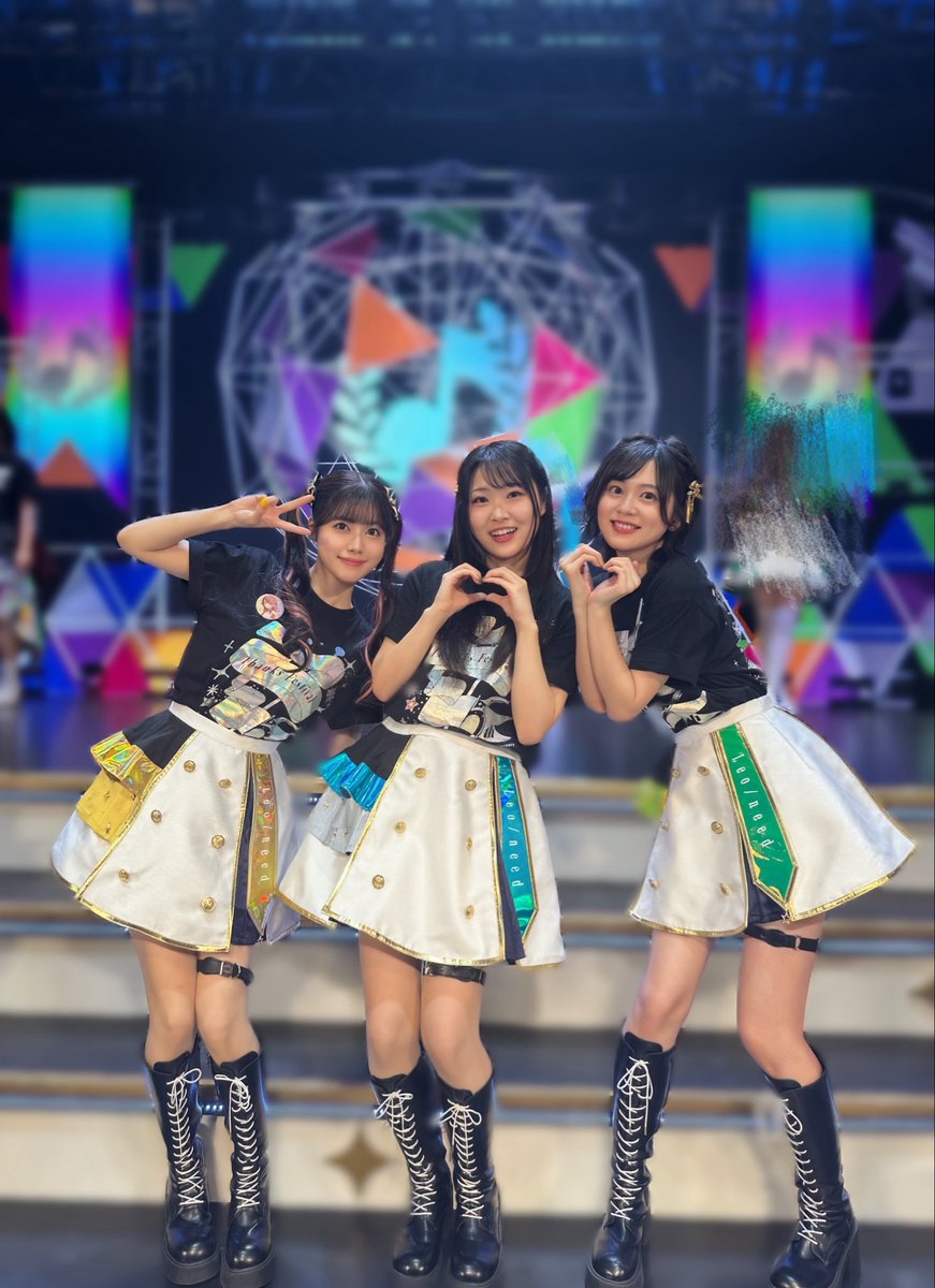 Carin_Official's tweet image. Leo/need✌🏻💫💫💫

楽屋でも気付いたらレオニ3人で
まったりしている時間が多くて(笑)
2人とも優しいしプロフェッショナルだし
すごく居心地がいいんです〜〜〜💛

アンコールでは胸にほなちゃんバッチも🌼
いつの日か4人で…☺️🎶

#プロセカ感謝祭 #プロセカ #レオニ