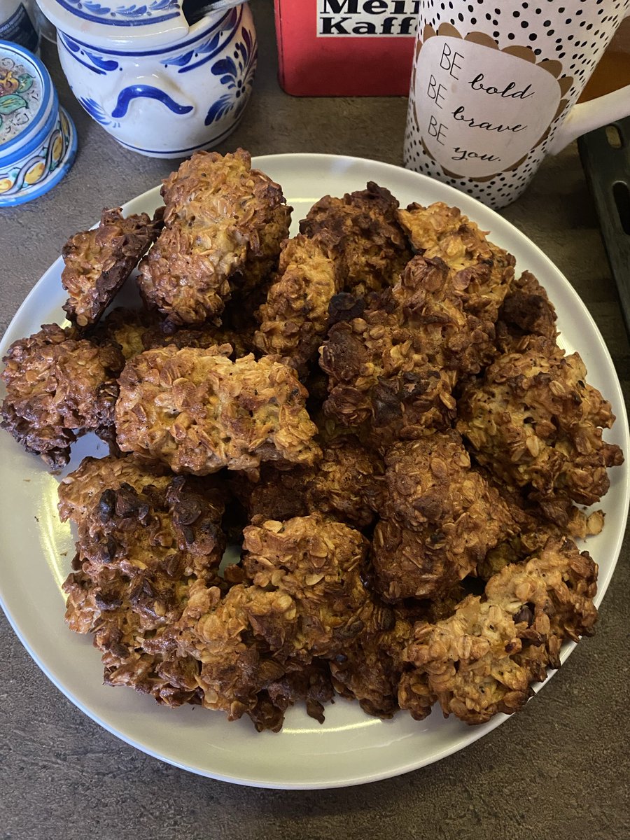 Gribēju atgādināt par vecajiem labajiem auzu cepumiem! Mums bija neēstas žāvētās aprikozes, piepirkām riekstu maisījumu, un tik gardi tomēr savi cepti! Nepiedega, tas tā bildē izskatās, for real.