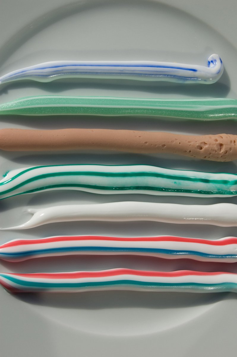 Irgendwo hier muss das Fluorid stecken.

Und das ist auch gut so.

Fluorid schützt vor Karies. Das belegen zahlreiche Studien. Fluorid wirkt, wenn es direkt auf den Zahn aufgetragen wird. Darum sollte eine Zahnpasta Fluorid enthalten.

#fluorid