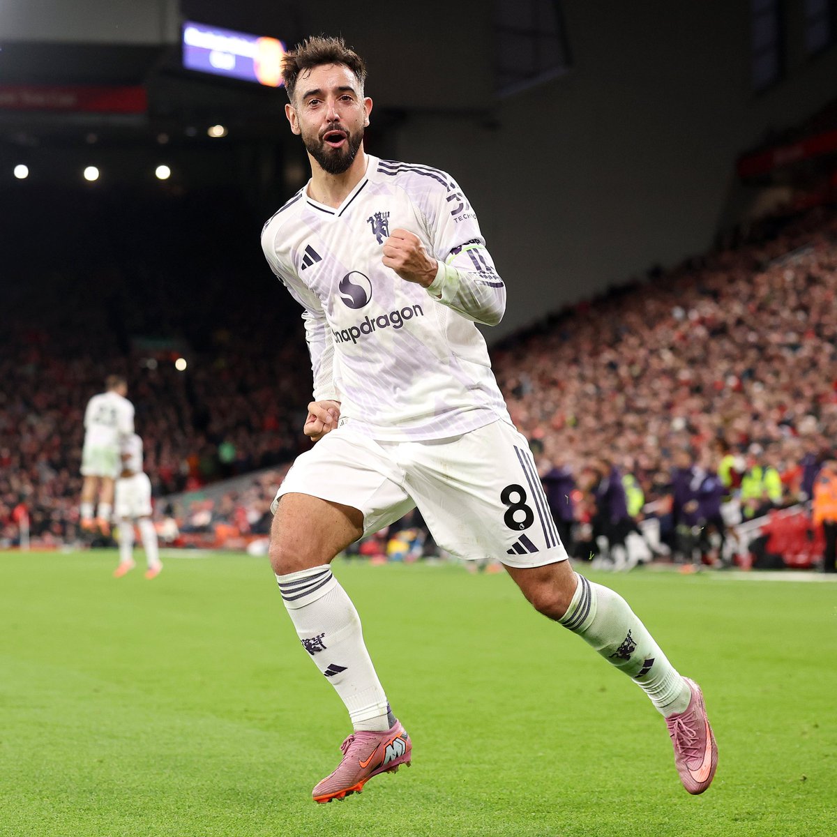 🚨🗣️ Roy Keane on Bruno's assist for the winner: 

"I'd say 99 players out of 100 would've controlled that. The pace it's coming at him. Not many players could do that."

[sky]