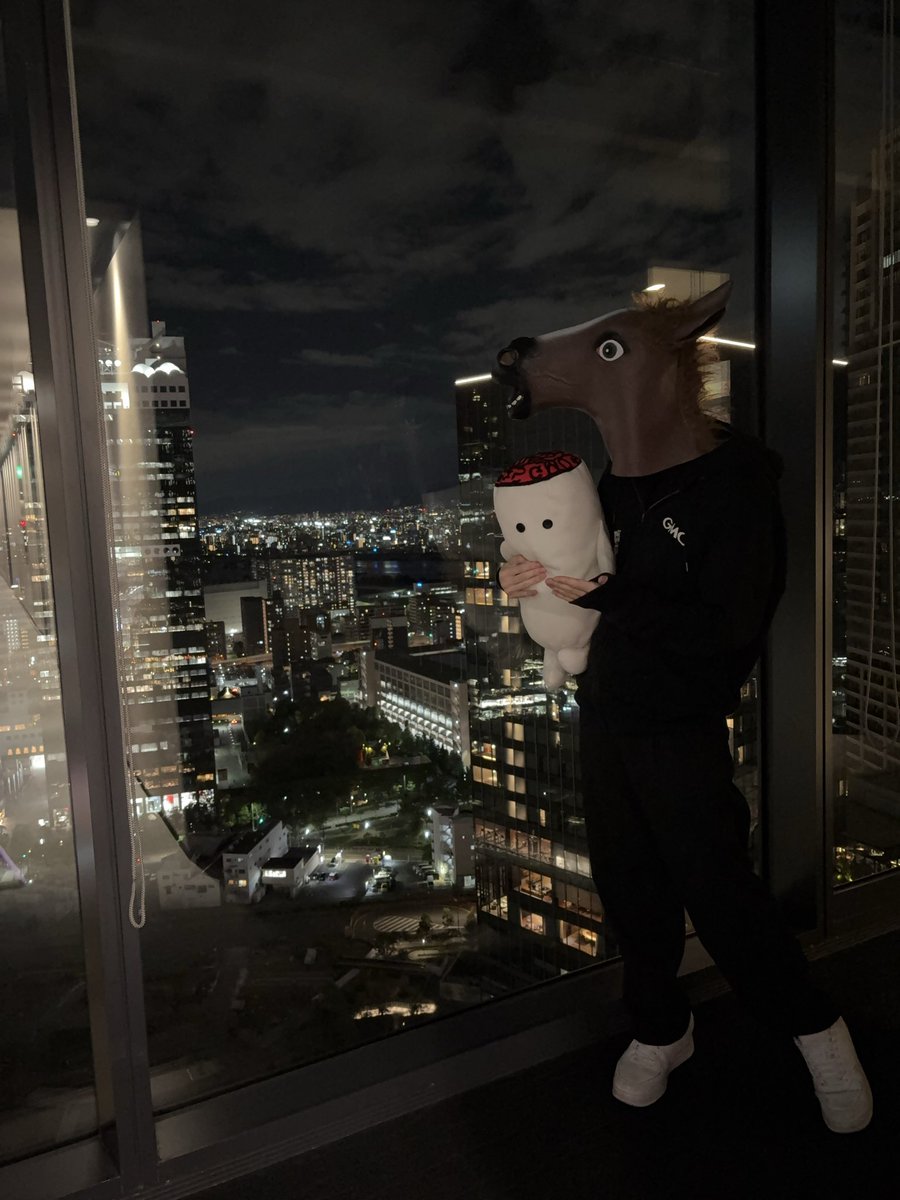 AWS障害で、ツールのSlackやZoomも機能しておらず社内の業務連絡もできません。 この通信障害によるサーバダウンはもう、外も暗いし今日は帰りなということですね。。  皆さまも1日お疲れ様です！季節の変わり目の秋。風邪などひきませんように…！！