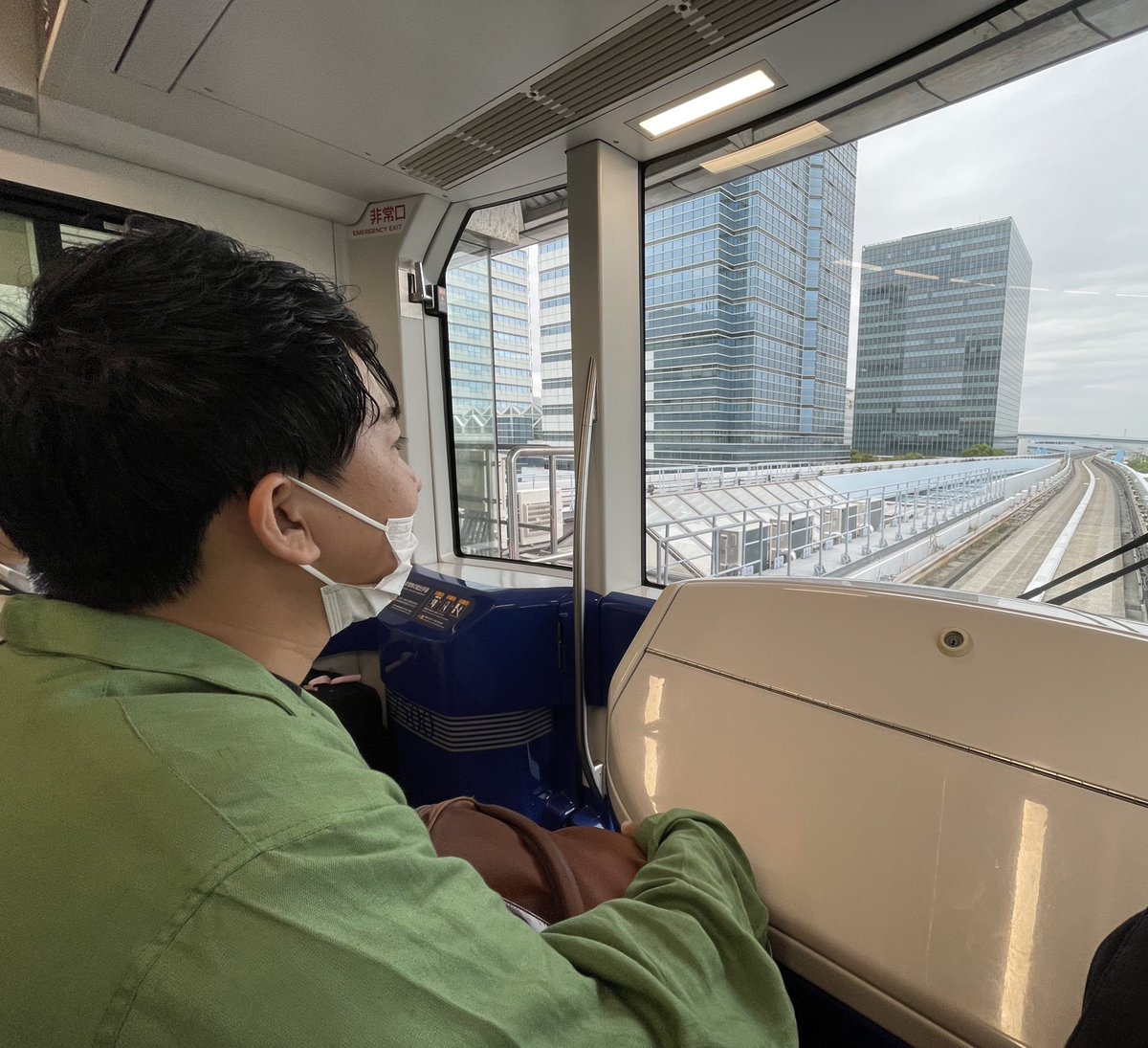 寺家さん、東京ビッグサイト外観を「デカいから」と理由で動画におさめ
ゆりかもめ（電車）で景色のいい席から東京を眺めてました。
