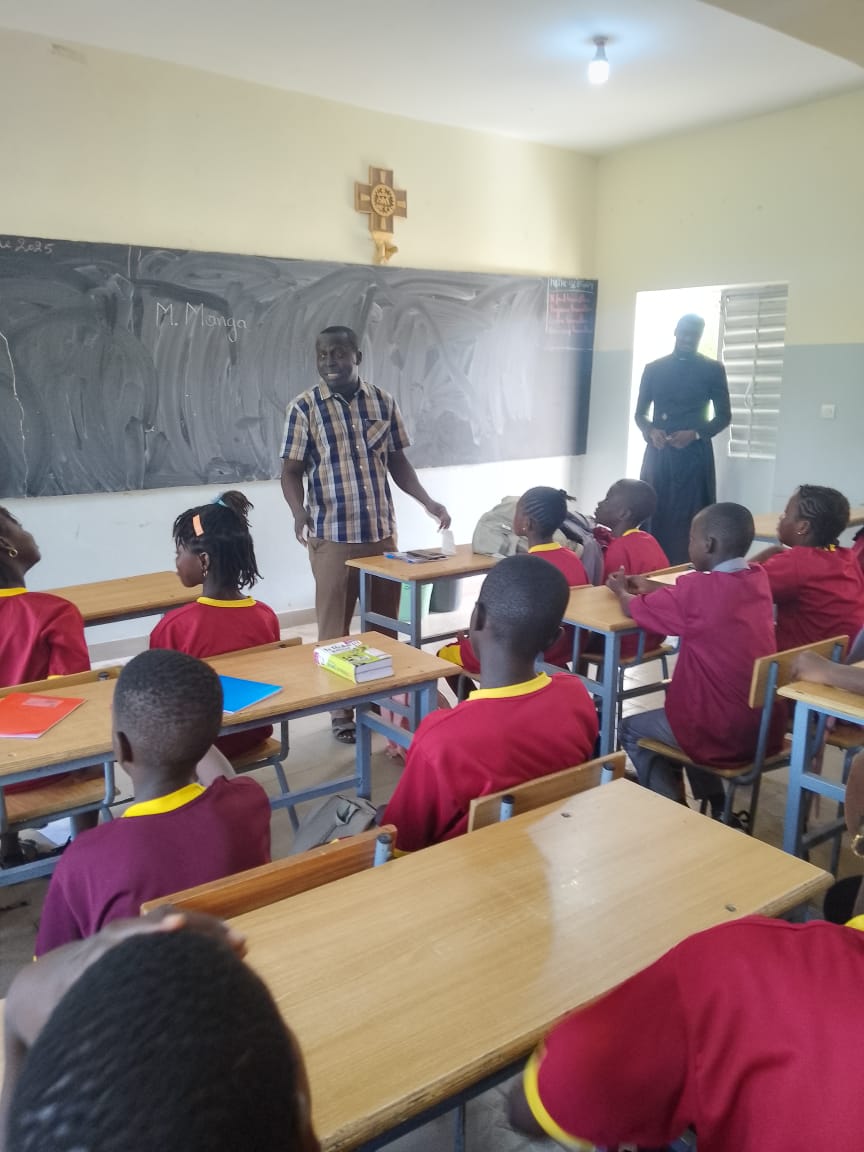 Visite du Père Fiacre DIATTA (Secrétaire général des IES) au collège Écoles Pies Sokone.