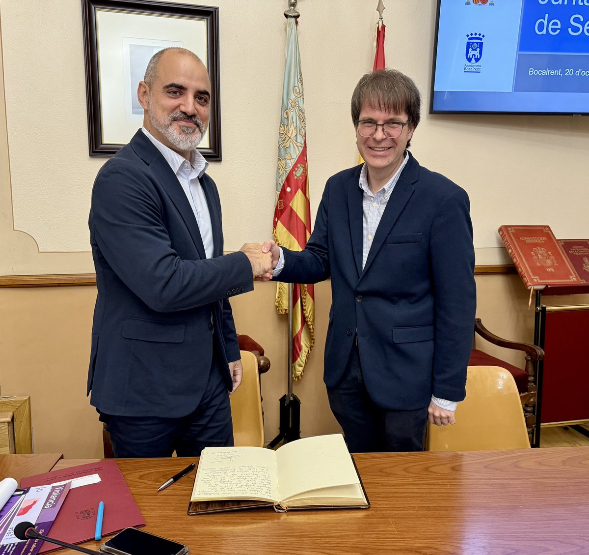 ➡️ El subdelegado y el alcalde de <a href="/Aj_Bocairent/">Ajuntament_Bocairent</a> han presidido hoy la Junta Local de Seguridad de este municipio. Se han analizado:
🔹Datos de seguridad ciudadana y del sistema VioGén.
🔹Planes operativos de las Fuerzas y Cuerpos de Seguridad del Estado.