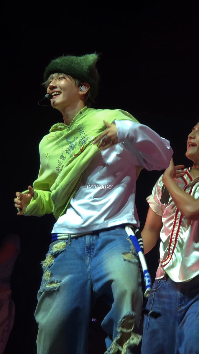 Joyangjoy's tweet photo. Papasa na ba as fansite? HAHA chariz

20251018 백현 candy!

#BAEKHYUN #백현 #Reverie #ReverieTour #ReverieMANILA https://t.co/Pb3VTcOQ7p