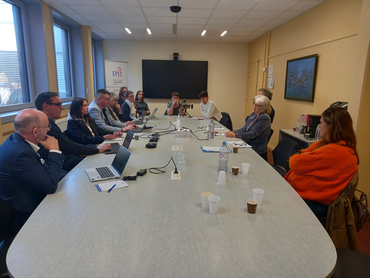 Etape 2 des rencontres avec les acteurs de #emi de <a href="/ac_orleanstours/">Académie d'Orléans-Tours</a> : <a href="/Arcom_Poitiers/">Arcom Poitiers</a> et <a href="/BeneLesage/">Bénédicte Lesage</a> ont échangé, vendredi, avec <a href="/Clemi_ot/">EMI_Clemi Orléans-Tours</a>, <a href="/EPJTours/">EPJTours</a>  et DRAC sur les actions et projets et notamment celui du média européen de la classe média du lycée Nadaud de <a href="/villedetours/">Ville de Tours</a>