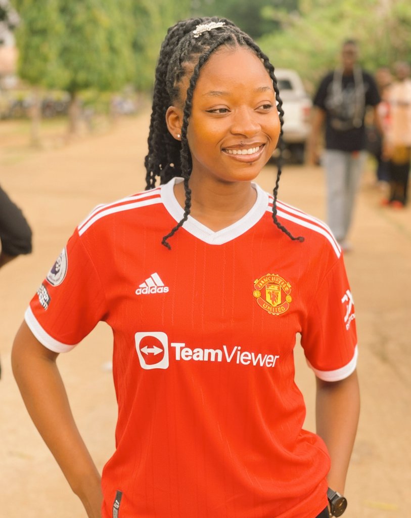 LisaLucasAntho1's tweet photo. Wearing a Man United Jersey to school #onamondaymorning because my lecturer is a Liverpool fan😁
#onamondaymorning #October20 https://t.co/uMhIUaCajk