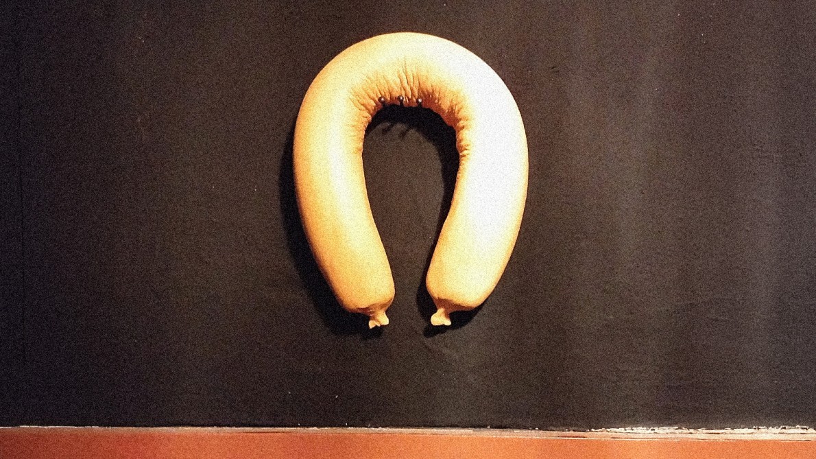 Achgut_com's tweet image. Zurück zur Normalität!
achgut.com/artikel/zuruec… Wir leben in einer Welt, in der ein biologischer Mann, der behauptet, eine Frau zu sein, bei Strafe nicht Mann genannt werden darf, das Europäische Parlament aber gleichzeitig beschließt, dass vegane Wurst nicht mehr Wurst genannt…