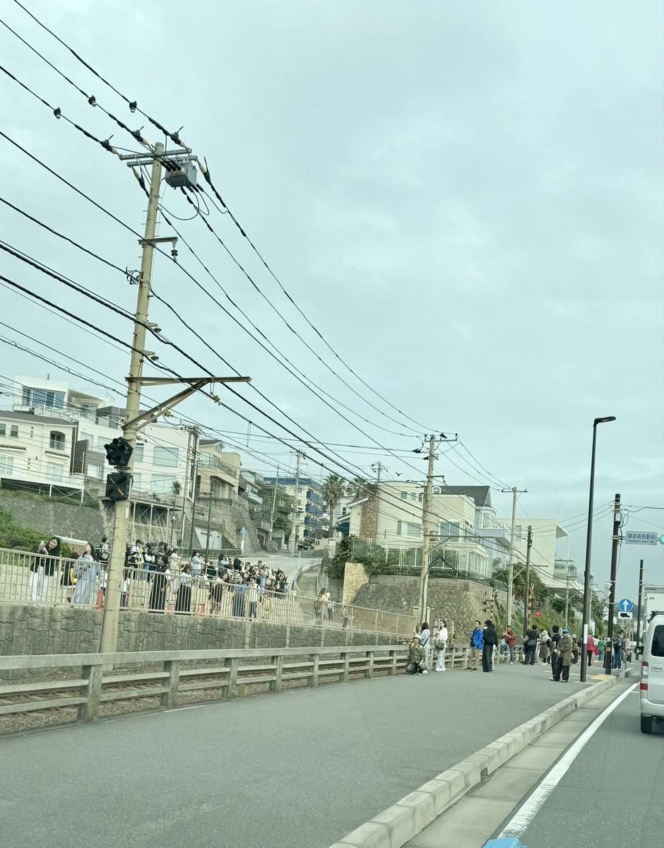 akiraiida's tweet photo. インバウンドはいいのか悪いのか？
しかしこんな景色の良い場所は人が集まるのは仕方ないけどマナーを守って欲しいです、しかし平日も凄い人😥
#湘南
#スラムダンク
#江ノ電
#海
#インバウンド https://t.co/S7Puq4F5Uw