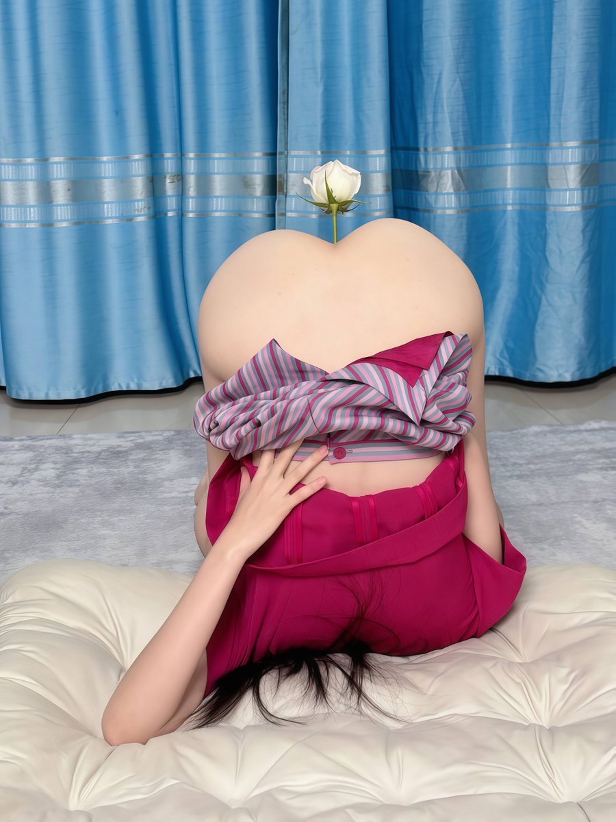 都说爱人如养花，把花插在私处是不是能养的更好呢？
经常练瑜伽的好处在这时刻体现出来了，这个羞耻的动作刺激的我头皮都在发麻～