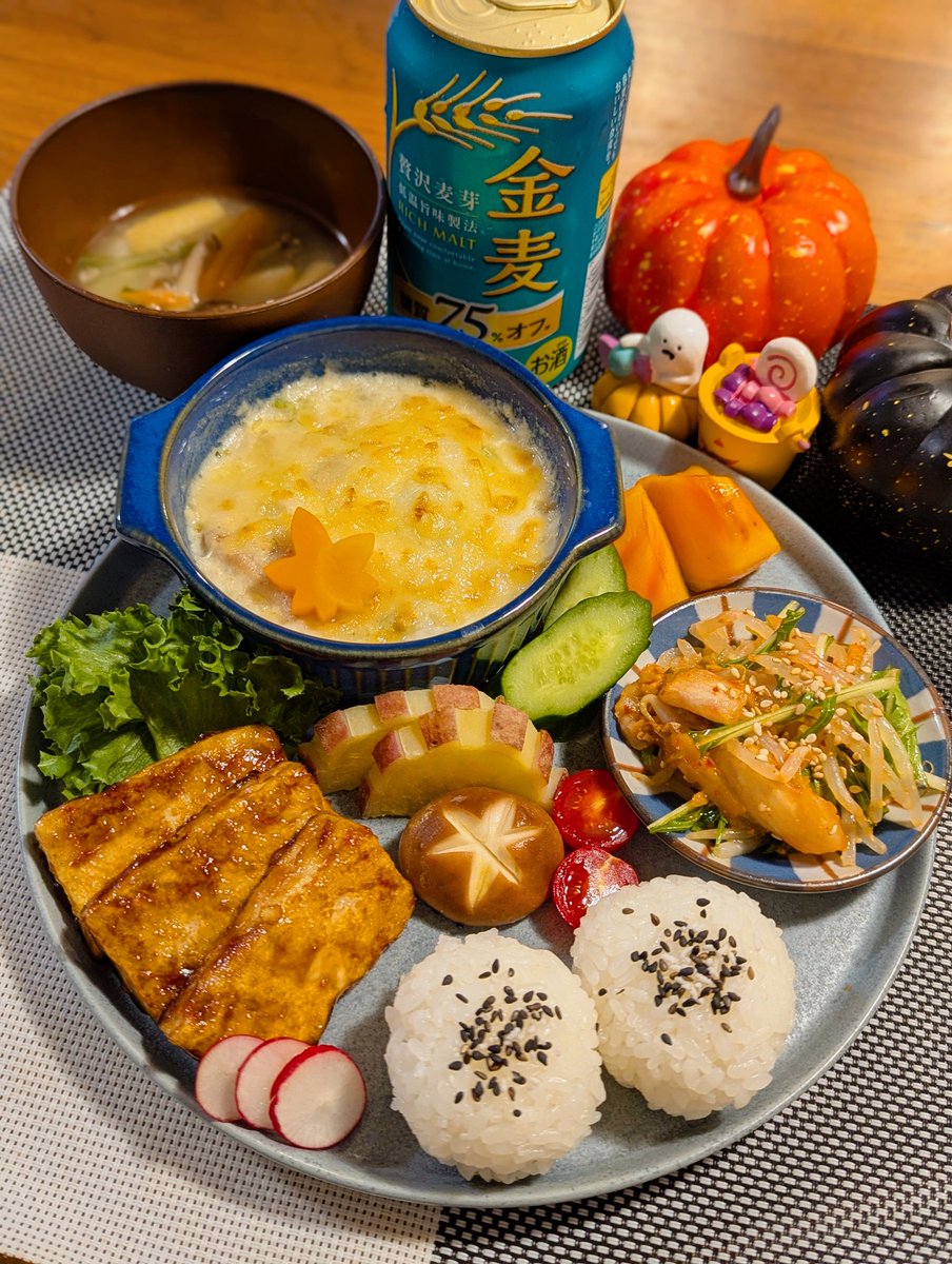 *豚肉と白菜の味噌クリームグラタン
*木綿豆腐の照り焼きステーキ
*もやしと水菜のキムチナムル
*きのこのお味噌汁
鍋の残り具材でワンプレート作ったよ🤗