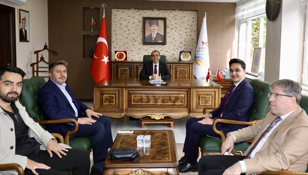 Valimiz Sn. <a href="/firattasolar/">M. Fırat Taşolar</a>, İl Genel Meclisi Başkanı Sn. Ahmet Ulusoy ve İl Özel İdaresi Genel Sekreteri Sn. Yüksel Çelik ile birlikte Yapraklı Kaymakamı Sn. Mehmet İbrahim Tiyek’i ziyaret ettiler.