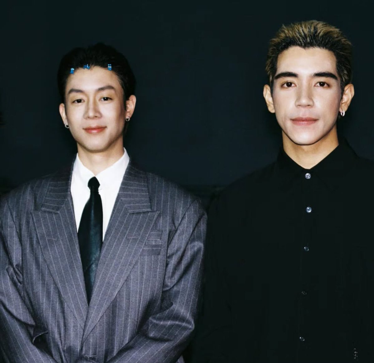 pidenew's tweet photo. ไป๊ปนิวส่วนสูงเท่ากันจริงมั้ย ทำไมน้องนิวเหมือนโดนย่อส่วน 😌🖤 #ไป๊ปนิว #PideNew https://t.co/QqISbWue39