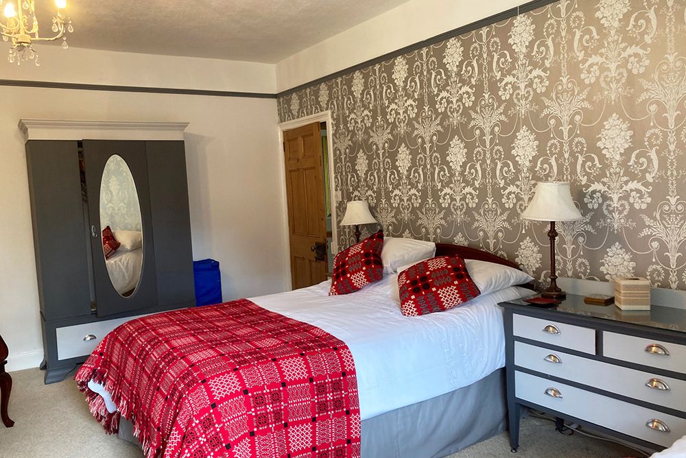 TheHolidayCots's tweet image. 🌿 Set within the breathtaking Snowdonia National Park, Gogarth Hall Farm is a peaceful working farm surrounded by the natural beauty of Mid Wales. Overlooking the Dyfi Estuary &amp;amp; the Cambrian Mountains, it offers stunning views. 🌄

🛏️ Sleeps 6
theholidaycottages.co.uk/Powys/1128

#Pennal