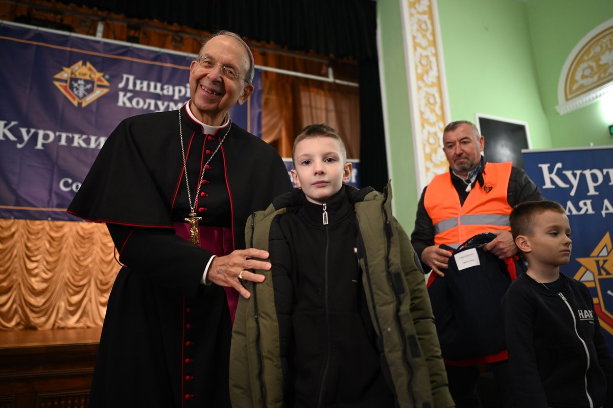 VaticanNewsPL's tweet photo. Ponad 10 tys. dzieci w Polsce i na Ukrainie otrzymało wsparcie w ramach akcji „Kurtki dla dzieci” organizowanej przez @RycerzeKolumba. Do najmłodszych trafiają nie tylko zimowe kurtki. Przekazywanie darów to okazja do spotkań.

➡️https://t.co/zUuqTXRa93

@EpiskopatNews https://t.co/2EFp3CIJzl