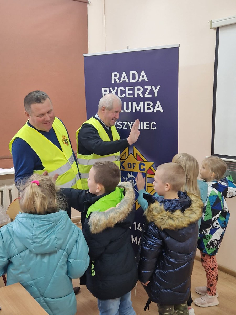 Ponad 10 tys. dzieci w Polsce i na Ukrainie otrzymało wsparcie w ramach akcji „Kurtki dla dzieci” organizowanej przez <a href="/RycerzeKolumba/">Rycerze Kolumba</a>. Do najmłodszych trafiają nie tylko zimowe kurtki. Przekazywanie darów to okazja do spotkań.

➡️tiny.pl/02-p6hhr

<a href="/EpiskopatNews/">EpiskopatNews</a>