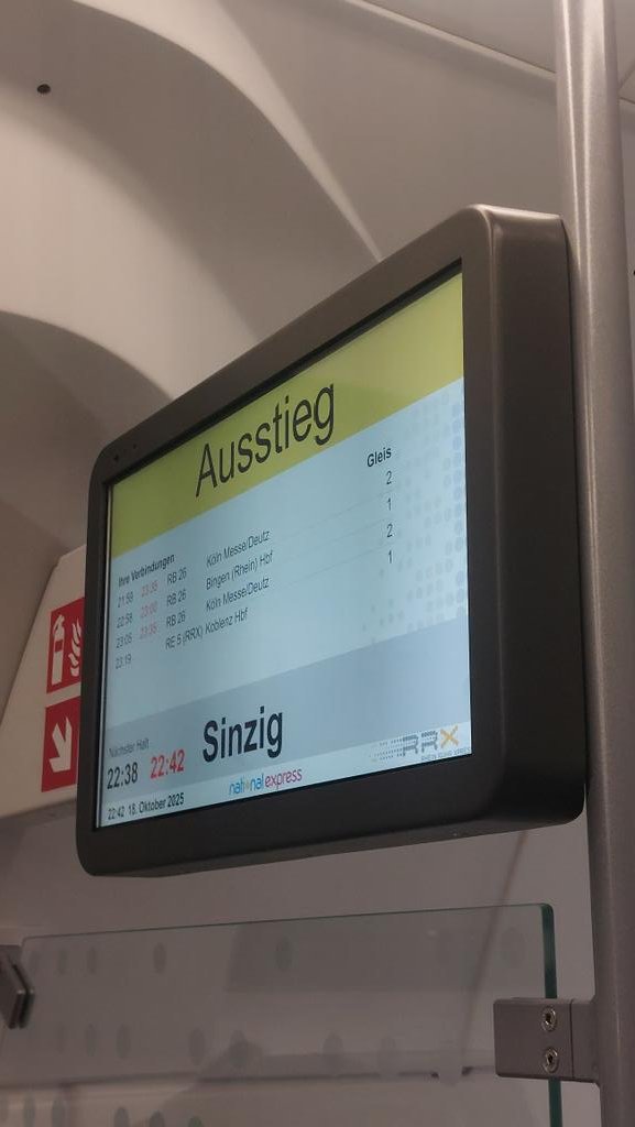 Mainz im Oktober bei besten Sommerwetter, einem unterhaltsamen Kick auf dem Rasen, einem ganz gut aufgelegten Gästeblock, leckerer Schorle und vielen Stunden Regionalbahn, erträglich gemacht durch hervorragende Begleiter*innen. So ein Bundesligasamstag (A) ist schon was Feines!