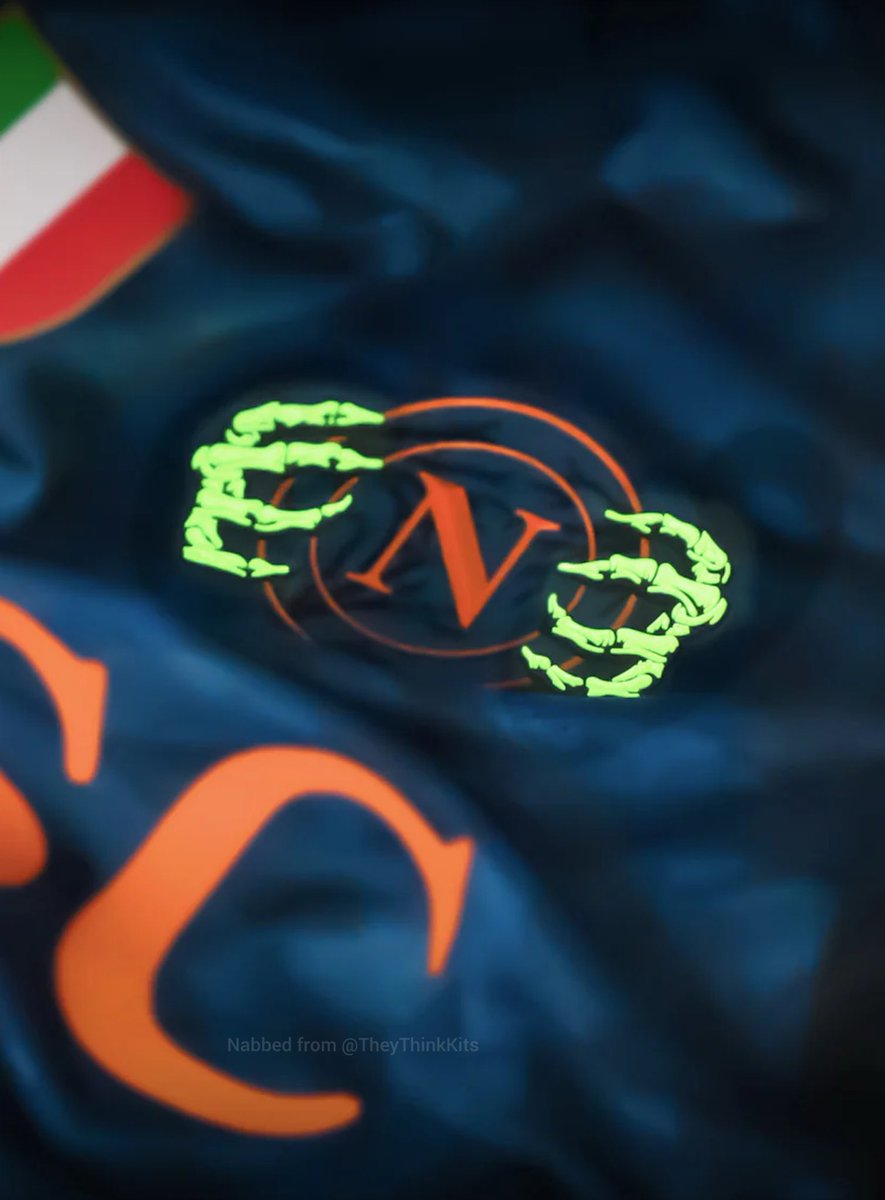 TheKitmanUK's tweet image. 🗞️ #Kitnews from Italy as the new 2025-26 @en_sscnapoli Halloween kit made by EA7 was released last week.

📸 thekitman.co.uk/ssc-napoli-202…

Yep I want this! 😍

How many 💀 out of 5 would you rate it?

#TheKitman 👕

#SSCNapoli #Napoli #forzanapolisempre #Halloween