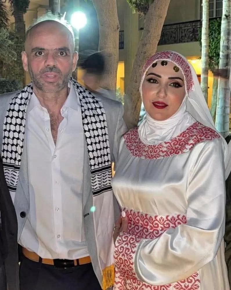 YA ALLAH 
Gak kuat, kisah cinta warga Palestina emang beda, bener-bener bikin hati meleleh 😭
Akram Abu Baker, dijebloskan ke penjara oleh penjajah Zionis karena aktivisme dan pergerakannya.
Karena tahu ia dipenjara seumur hidup, maka sebelum dipenjara, ia dengan berat hati