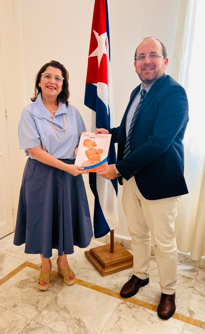 EmbaCubaGabon's tweet photo. C'est toujours un plaisir de dialoguer avec les autorités du système des #NationsUnies au #Gabon🇬🇦. J'ai 🇨🇺 eu une rencontre fructueuse avec Dr. Leila JOUDANE, représentante résidente du #FNUAP. Nous 🇨🇺🇺🇳avons constaté d'énormes convergences dans nos objectifs de travail au Gabon https://t.co/nWZdD8XsrU