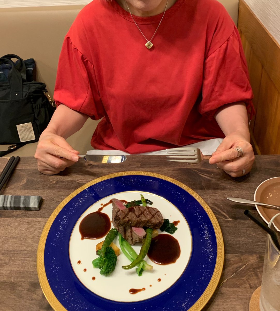 お母様とお食事です🦁ﾜｫ
牛肉なんて久しぶりですわね🦁ﾜｫ