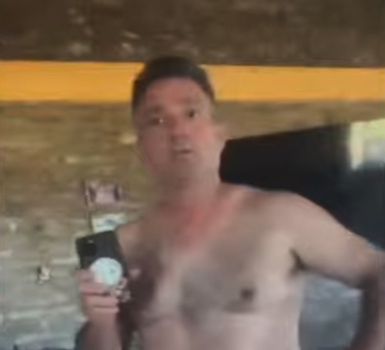 ClaudiFerreira_'s tweet photo. Después el tipejo se la pasa diciendo que los "kukas" son los violentos, que ellos no. 
Este es Ignacio Contreras, fue candidato a concejal por @LLibertadAvanza en San Vicente. Intento matar a su "pareja" después de una discusión. Efectuó 2 tiros.  Otro intento de femicidio de quienes se dicen "pacíficos"