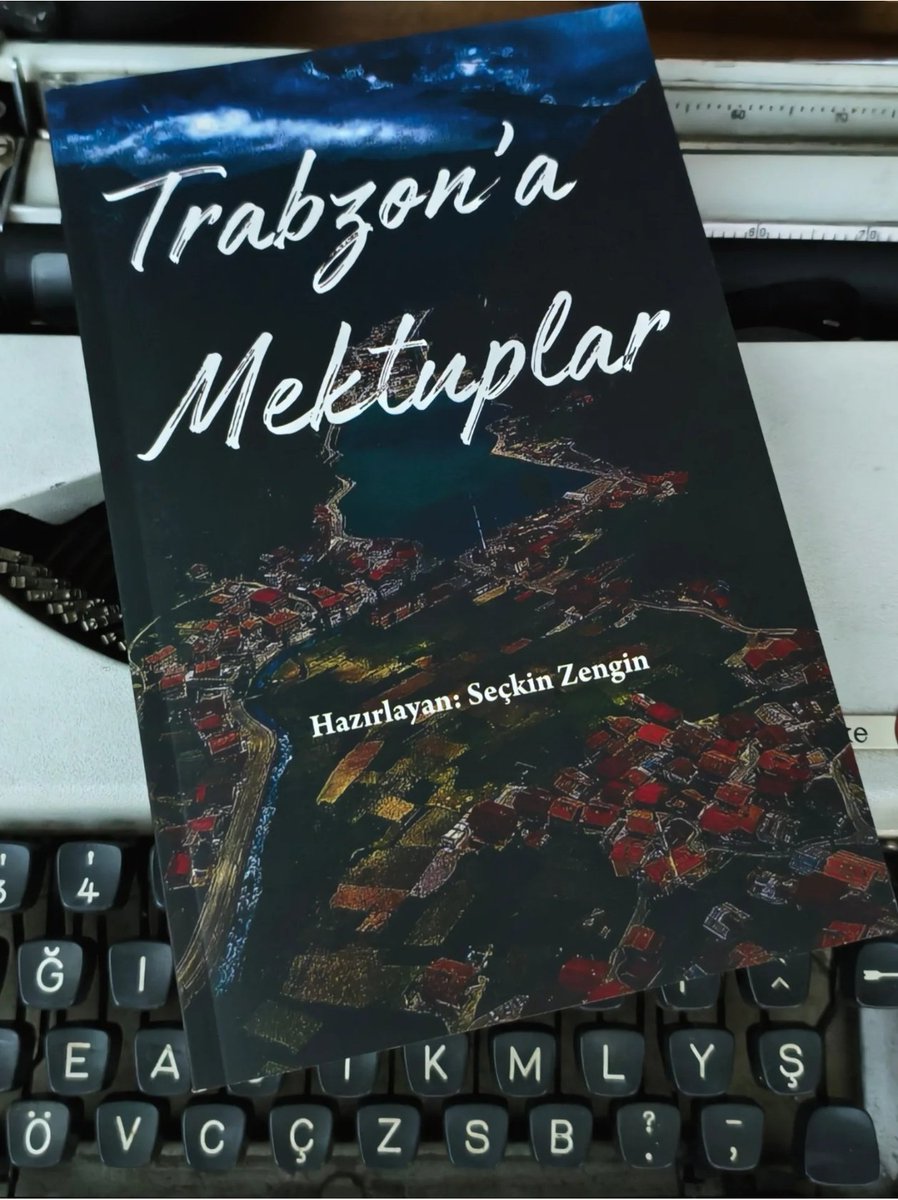 "Fikriye’nin koluna girip Uzunsokak’a doğru sürüklüyorum onu. “Sana Trabzon beyazı bir dondurma ısmarlayayım, bir de yanına Trabzon simidi, ne dersin?” Gözleriyle “Seni anladım” dercesine gülüyor bana. “Gel gel,” diyorum, “değişmeyen şeyler de var." D.Bilge