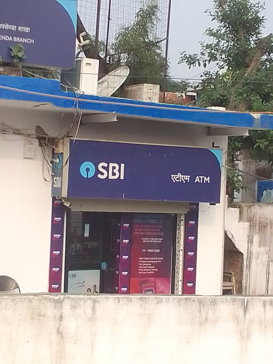 PrashoonKumar2's tweet image. भारतीय स्टेट बैंक शाखा कपसेड़ा जनपद शाहजहांपुर में बैंक के मेन गेट पर ताला लगा दिया गया और बैंक के अंदर स्थित एटीएम रूम खुला है।आज दिवाली के मौके पर आम नागरिकों जानबूझकर परेशान किया जा रहा है कृपया संज्ञान लें @TheOfficialSBI @SBICard_Connect