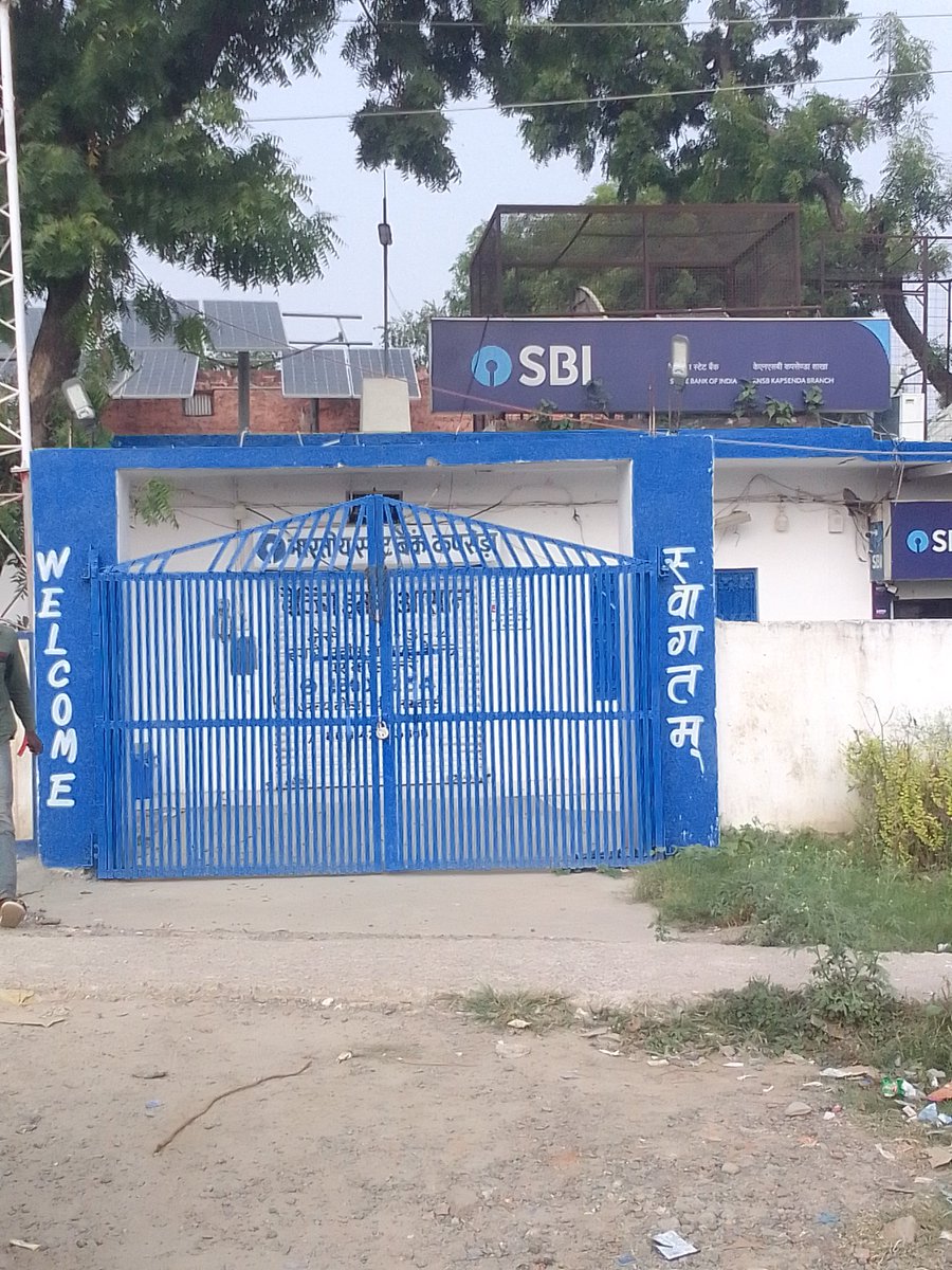 PrashoonKumar2's tweet image. भारतीय स्टेट बैंक शाखा कपसेड़ा जनपद शाहजहांपुर में बैंक के मेन गेट पर ताला लगा दिया गया और बैंक के अंदर स्थित एटीएम रूम खुला है।आज दिवाली के मौके पर आम नागरिकों जानबूझकर परेशान किया जा रहा है कृपया संज्ञान लें @TheOfficialSBI @SBICard_Connect