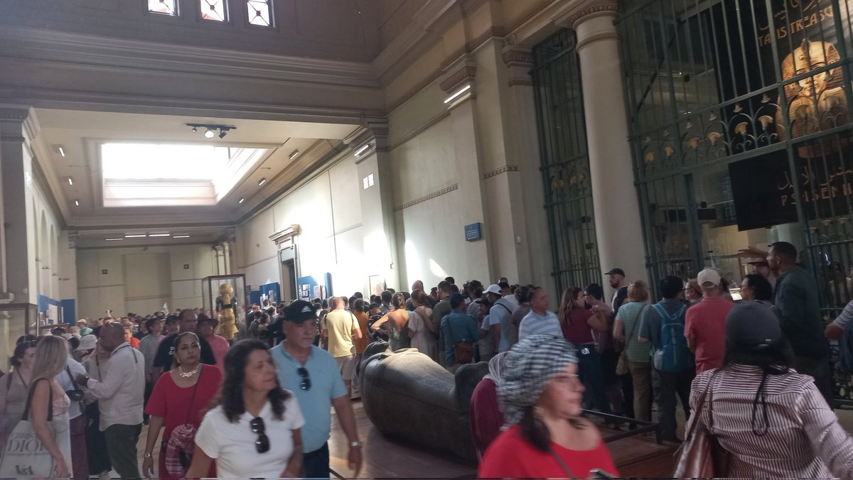 昨日 #ツタンカーメン王の黄金のマスクがエジプト考古学博物館で見られる最後の日 だったので仕事帰りに行って来た。案の定長蛇の列でめちゃくちゃ混んでいた。ツタンカーメンの顔がうつむき加減で悲しそうに見えた。私にとってとても思い入れのある博物館だけにGEMに移るの非常に残念で悲しい...