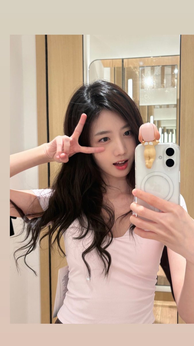 chelschb's tweet photo. still waiting for haeyuju selca 😔 https://t.co/7rc0UXlooR