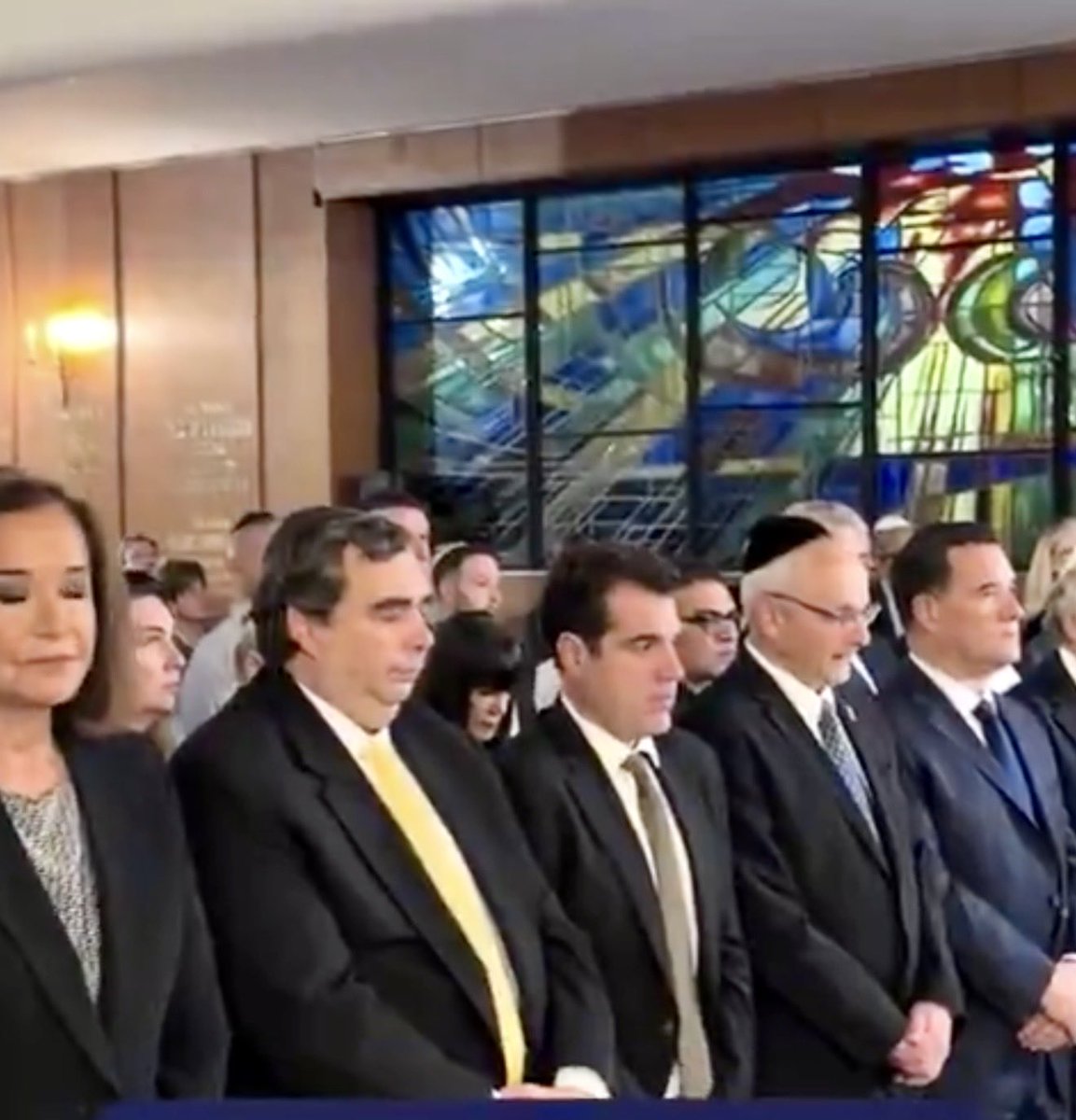 Όλες οι καριολες που δεν πήγαν ποτέ να συλλυπηθούν  τους γονείς των τεμπων πήραν μέρος σε μνημόσυνο της εβραϊκής συναγωγής 
Αυτούς ψηφίζεται …..