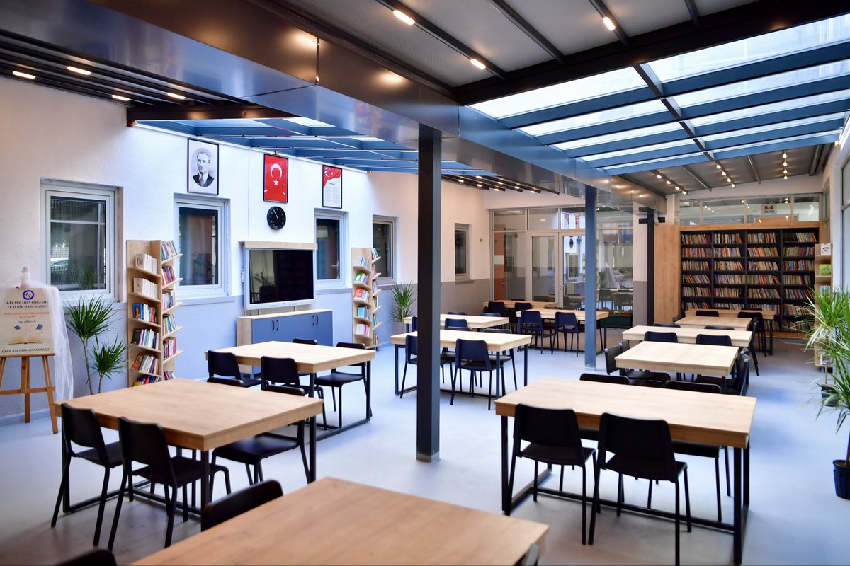 Fatih'imizin geleceği kıymetli evlatlarımızla beraberiz. 

Yüzlerinde de ayrı bir sevinç, ayrı bir heyecan var.

Bugün okullarındaki kütüphanenin açılışını gerçekleştirdik. 📚

Öğrencilerimizin bilgiye ve kitaplara daha kolay ulaşacağı bu kıymetli mekan hayırlı ve uğurlu olsun.